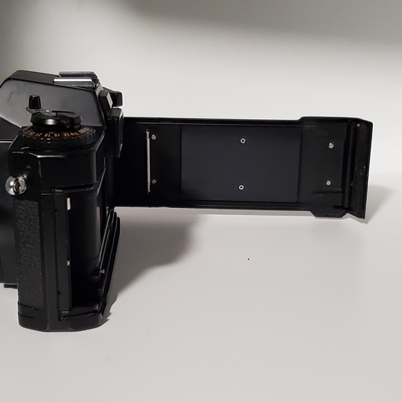 Vintage Yashica FR 35mm Film Camera - Picture 5 of 9